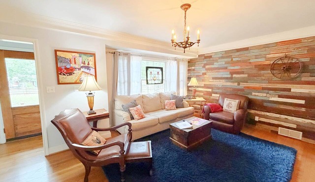 Atlanta Llama Luxury Cottage