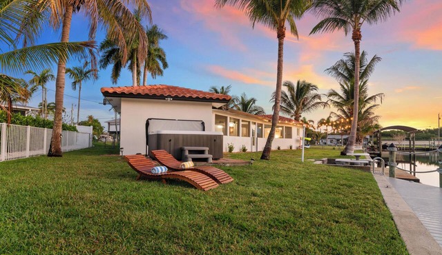 August Deal: Waterfront, Boat Dock, Hot Tub, Fishing & Pets Welcome
