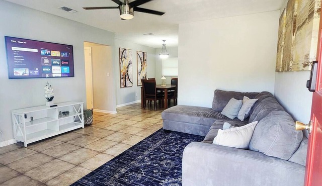 Austin Villa: 4Bd/2Bth Huge House/Parking Sleeps 8! Jacksoville, FL