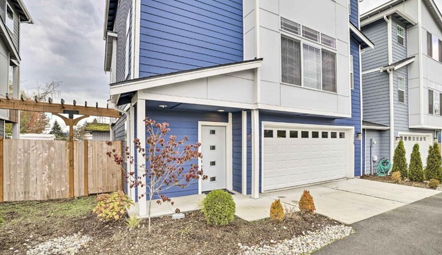 Balcony & Mtn Views! Newly Built Getaway in Monroe in Monroe