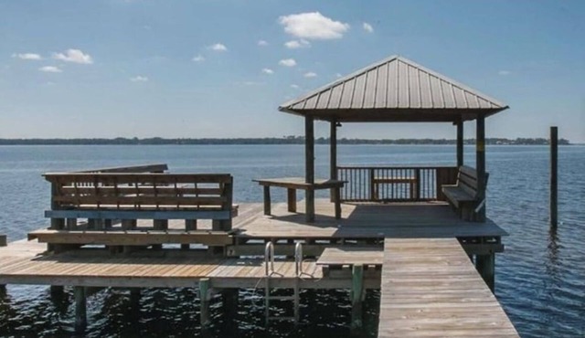 Bay House, Pier, Gulf Access Pet Friendly 3 Bedrooms & enclosed sunroom sleep 12