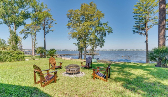 Bayfront Gem: Patio & Fire Pit in Pensacola