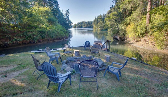 Bayfront PNW Lodge: Dock, Pickleball & Guest House in Bainbridge Island