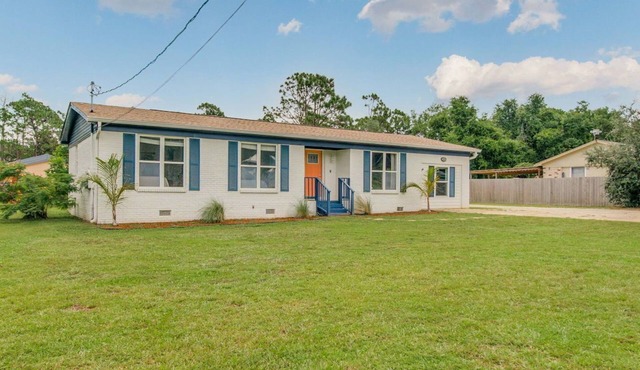 Beach 6 min. drive, Bay Access 2 blocks away, RV Hookup in Driveway
