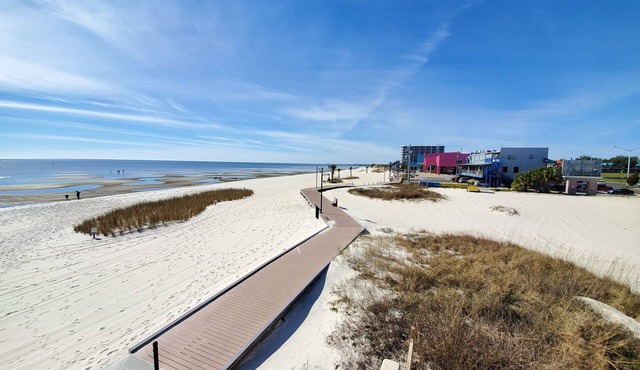 Beach Life Condo 89. Pools! Beach! Casinos! FUN!