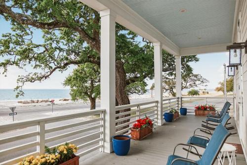 Beach Retreat 11 Beds Sleeps 18 Gulfport
