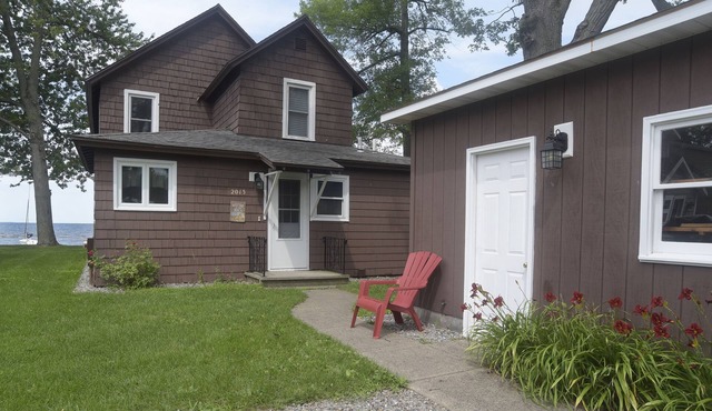 Beachfront, 5 Bedroom Home w/ Tennis/pickle-ball Court in Sylvan Beach