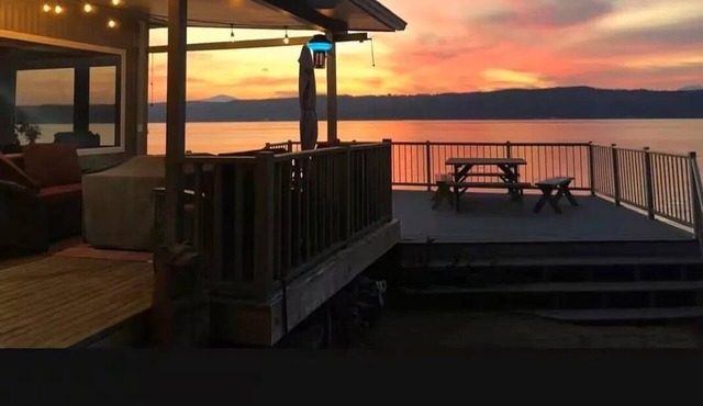 Beachfront cozy 2-bedroom Cabin in serene Tahuya, Hood Canal in Tahuya