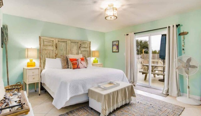 Beachside Townhouse w/Community Pool & Patio