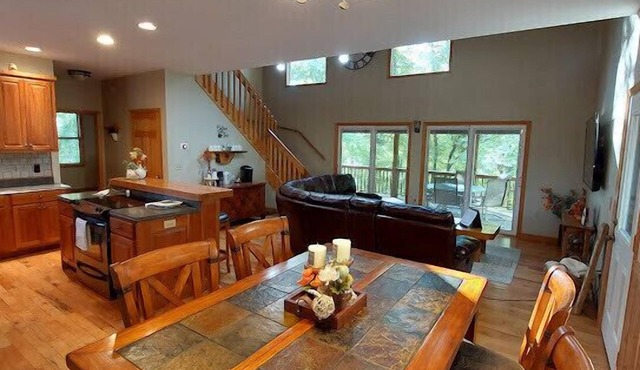 Bear Paw Resort ,high speed internet , gas fireplace,firepit ,sleeps 8