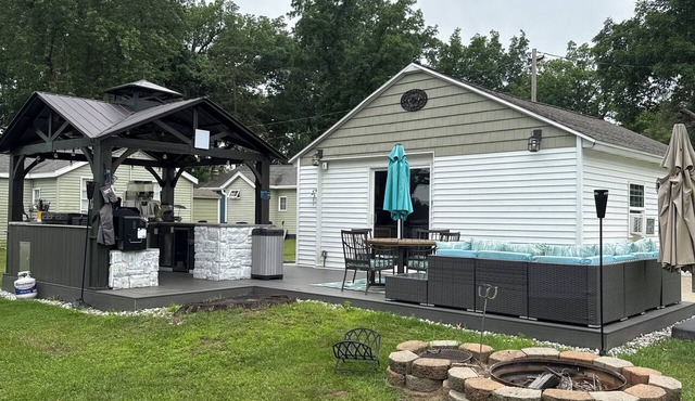 Beautiful 2-bedroom cottage with outdoor kitchen,a boat slip & Gun lake in Wayland