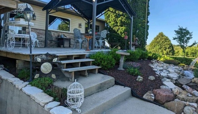 Beautiful 3 Acre Retreat, Minutes from Rockford! Sleeps 21 in Winnebago
