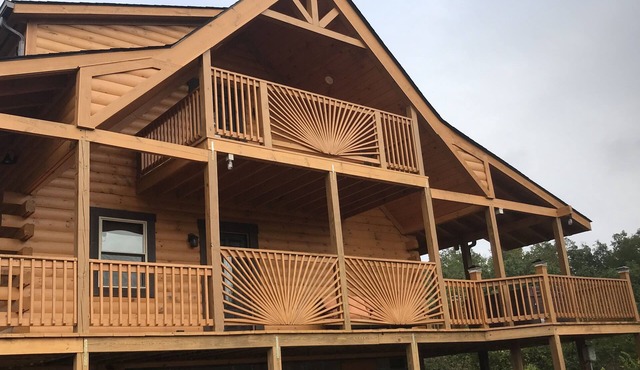 Beautiful 3 bed/3 bath Luxury Cabin, Hot Tub, Games, Easy Check in! Book Now!