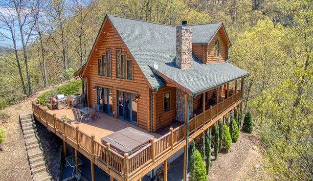 Beautiful 4 BR/3.5 BA + Loft, Hot-Tub, Valley Views, Covered Porch, Wi-Fi