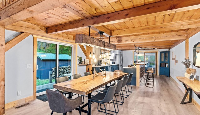 Beautiful chalet on 5 acres - 2 min to Village!👌 Hot-Tub, Sauna, Fire Pit🔥