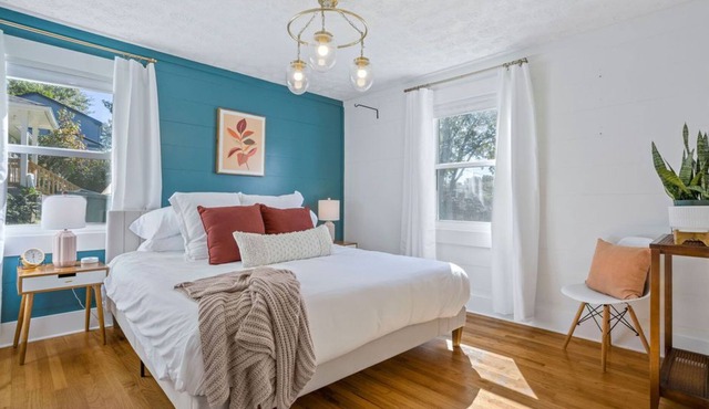 Beautiful Cottage in the City with Fenced Backyard
