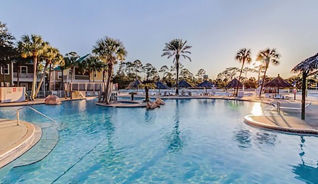 Beautiful Fully Renovated Beach Cottage in the Purple Parrot Resort!