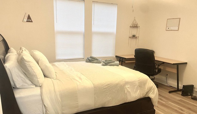 Beautiful home-close to downtown! Hammocks, Grill, & Fire pit!