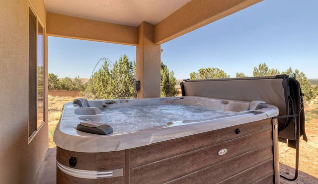 Beautiful home with spectacular views of the red cliffs. Minutes to Zion park in Apple Valley