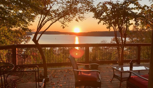 Beautiful Setting, Amazing Sunsets, Spectacular Lake View, Lakefront Property in Eureka Springs