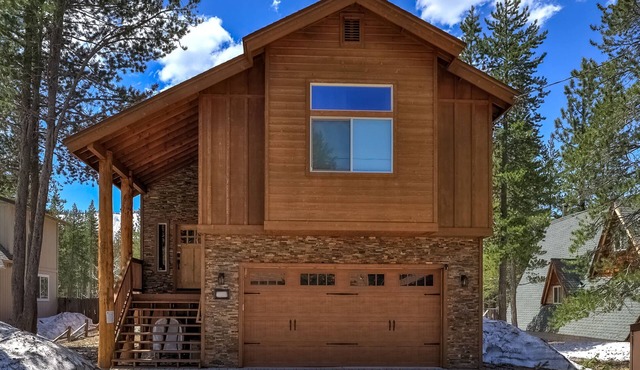 Beautiful South Lake Tahoe Home with Great Mountain Views in South Lake Tahoe