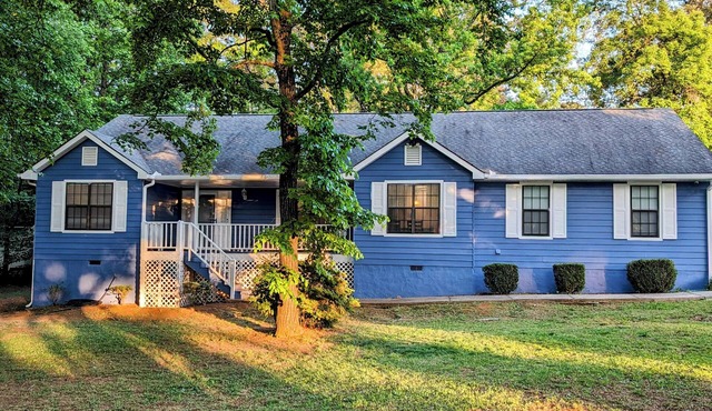 Beautiful suburban oasis located near Clayton County Park and restaurants.