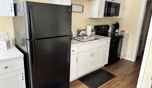 Beautiful two bedroom cabin with full kitchen and outdoor space