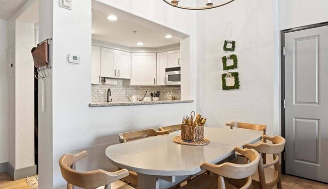 Beautiful updated Villa w/Resort Amenities & Holistic Body Services Villa 3023-2 in Midway