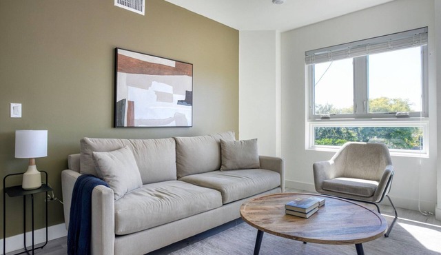 Beautiful West LA 1BR w/Rooftop & Gym, nr Restaurants, by Blueground in Los Angeles