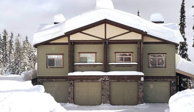 Best 4-Bedroom Family-Friendly Ski-In/Ski-Out With Hot Tub on Big White in Beaverdell