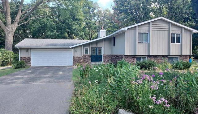 Big Groups Open Floor Plan - 5 Bdrms -Sleeps 17 in beds - 14+ Guests = Discount in Mounds View