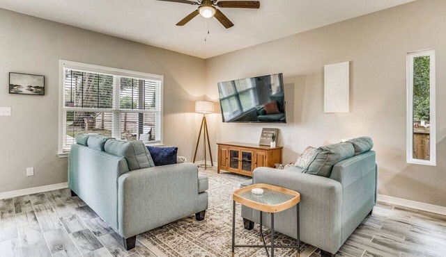 Blue Bayou 5 Mins to Downtown/10 Mins to Beach! in Pensacola