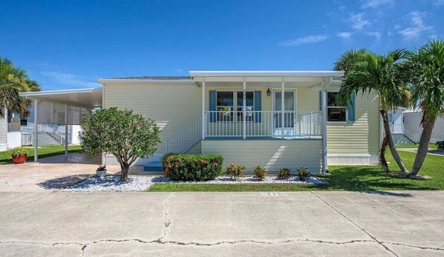 Blue Mitten Beach House – Stylish 2BR/2BA, Pools & 4 Miles to Ft Myers Beach