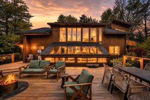 Blue Mountain Retreat- Spacious Amazing Views Family Friendly-Near Asheville