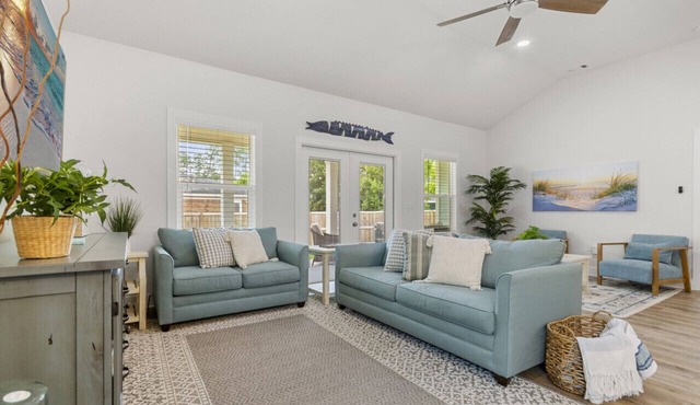 Blue Ono Cottage w Hot Tub, Fire Pit, 5 min to Beach, free parking