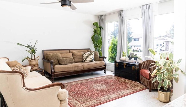 Boho Oasis, 3000 sq ft, hot tub, 20 min. to the beach! in Red Deer