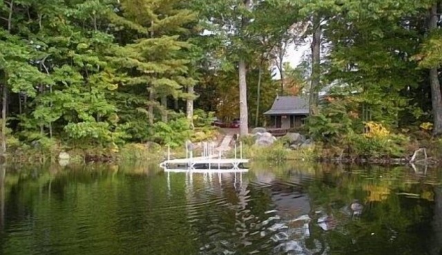 Booking for 2025. Lakefront, private, dog-friendly, canoe, 2 kayaks, pedal boat. in Chesterville