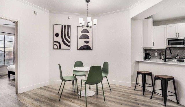 Boulevard Stays 2BR by Stadium Pool, Parking, Gym 05 in Glendale