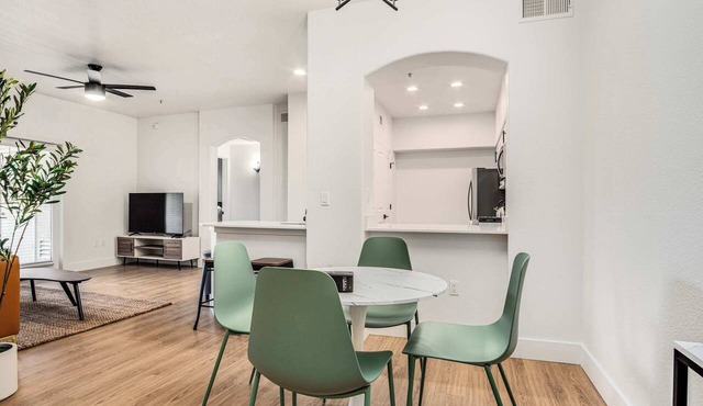 Boulevard Stays Luxe 2BR by the Stadium Pool, Parking, Gym 10 in Glendale