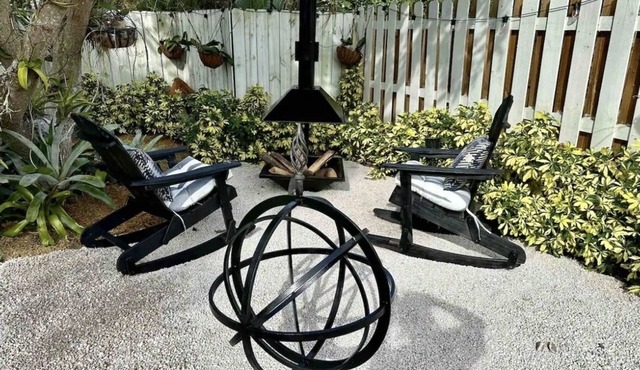 Boutique Beach Bungalow in Lantana sleeps 3 Guests