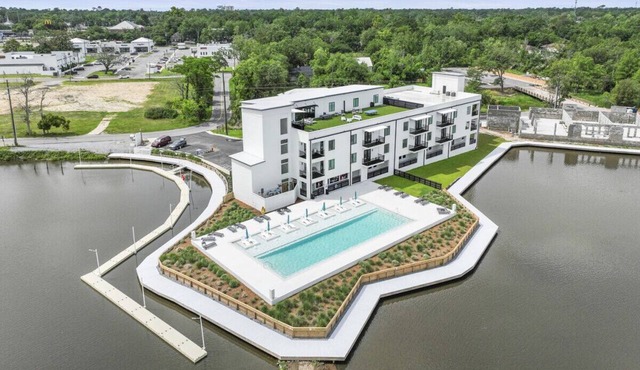 Brand New 2 Bedroom Condo-Luxurious Waterfront Pool-Sleeps 4