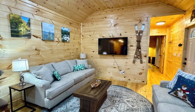 BRAND NEW 2-bedroom Riverfront Pet Friendly Cabin in charming Newland