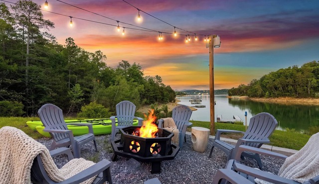 Brand New Lakefront Oasis: Private Dock & boat launch, Kayaks, Hot Tub