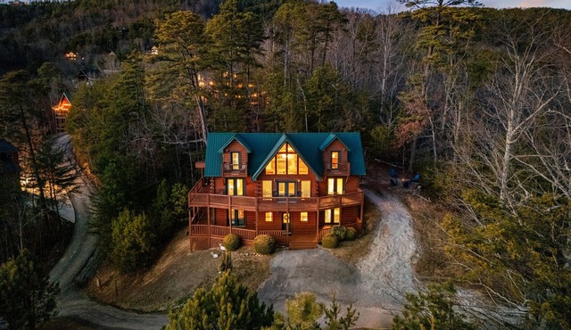 Breathtaking views, hot tub, game room, fire pit—and that secluded feeling♡