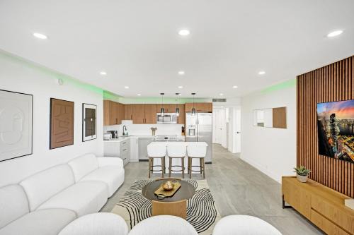 Bright 3BR 3BA Condo with Stunning Bay Views in Oceanfront Complex 820