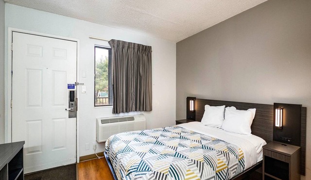 Bright ADA Queen Bed & Free Wifi in Wethersfield