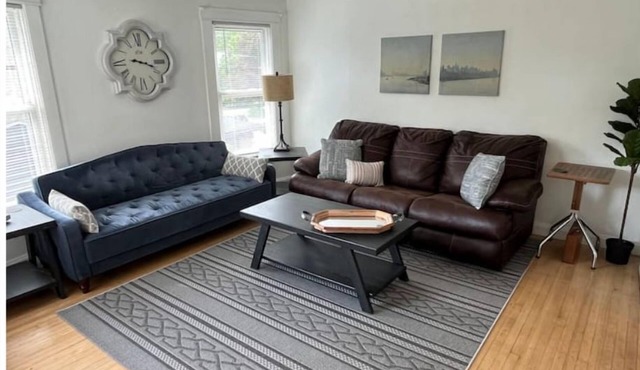 Bright and spacious Drake apt. in Des Moines