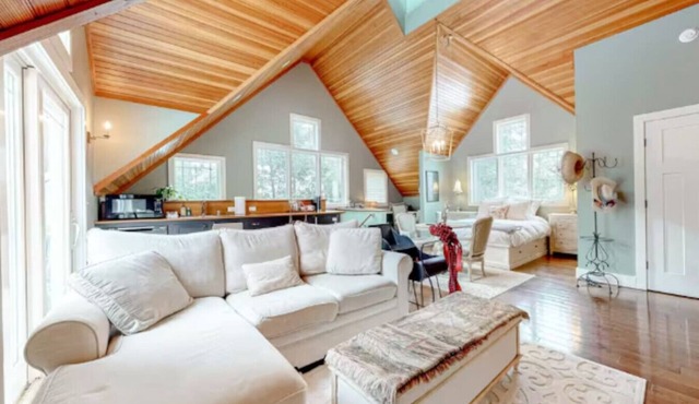 Bright & Cozy Studio w/Hot Tub | Walk to Lake in Wolfeboro
