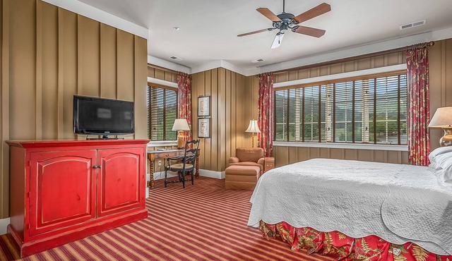 Bright's Creek Lodge - King Room- Near Tryon and TIEC & Hendersonville in Mill Spring