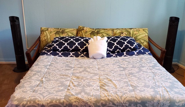 Budget Downtown Studio-E w/Queen Bed, Micro-Kitchen AC, WIFI & 4 free Streamers in Wailuku